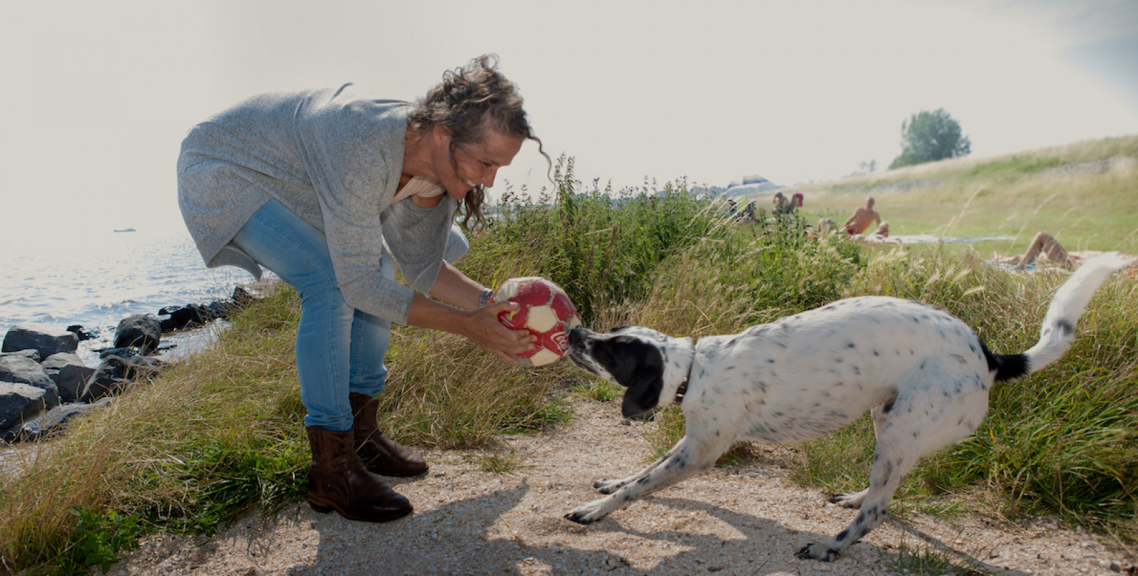 Majanne speelt met een bal met haar hond Max